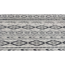 Loneta Estampada Modelo Mallorquina patrón en Ikat, Elegancia y Resistencia en 280 cm Ancho.