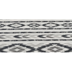 Loneta Estampada Modelo Mallorquina patrón en Ikat, Elegancia y Resistencia en 280 cm Ancho.